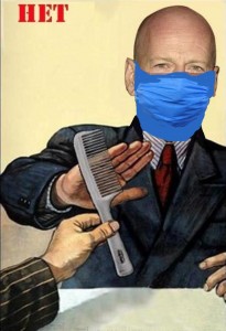 лысый человек в маске